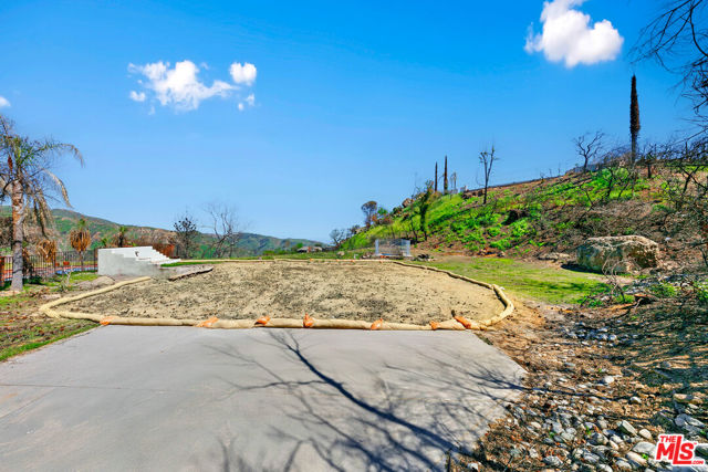 23310 W Pompano Street, Malibu CA: https://media.crmls.org/mediaz/7c08bc41-0d88-4713-a186-054c56942956.jpg