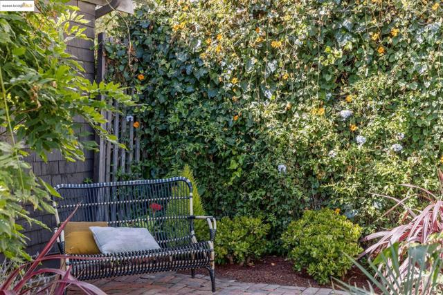1532 Walnut St, Berkeley CA: https://media.crmls.org/mediaz/7c092b57-0b57-47a1-acf6-337dd6a08812.jpg