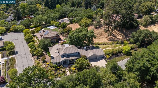 10 Candlelight Lane, Lafayette CA: https://media.crmls.org/mediaz/7c0a466c-e505-4db1-bbfa-128dc5c9d56c.jpg