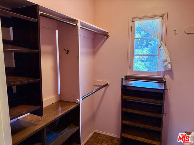 1754 Mandeville Canyon Road, Los Angeles CA: https://media.crmls.org/mediaz/7c0bb187-1e4f-4644-8866-04147bc4f74b.jpg