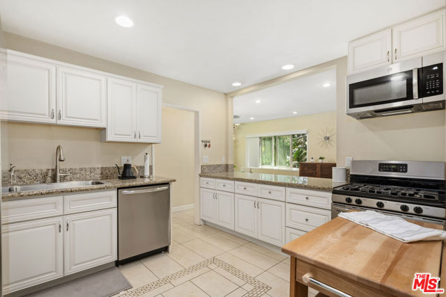 1127 15th Street, Santa Monica CA: https://media.crmls.org/mediaz/7c0bc9a2-1656-4151-8aa4-73a58131dfe0.jpg