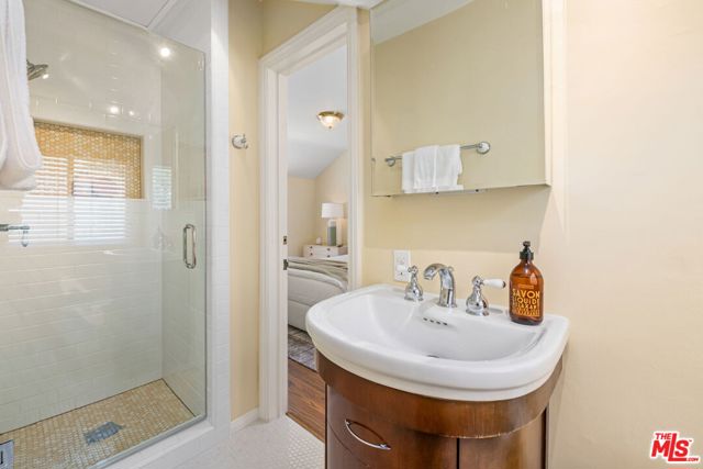 1376 San Ysidro Drive, Beverly Hills CA: https://media.crmls.org/mediaz/7c0bca4c-467f-49cf-b1f5-73adc82d133e.jpg