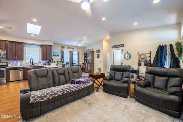 1 Ortega Drive, Newbury Park CA: https://media.crmls.org/mediaz/7c0cec35-6e8f-4251-81b9-e5c004d906ed.jpg