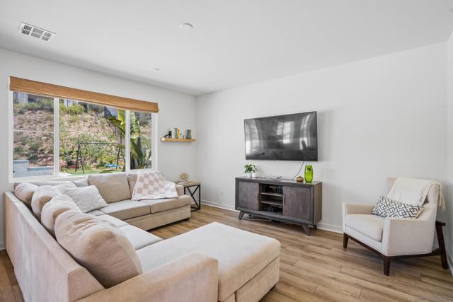 35111 Cooper Pl, Fallbrook CA: https://media.crmls.org/mediaz/7c0efc27-269a-4bfb-83d6-accab416fe0e.jpg