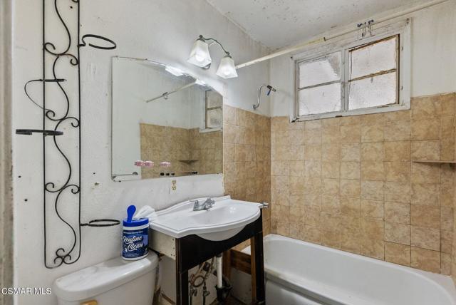 17917 Burbank Boulevard, Encino CA: https://media.crmls.org/mediaz/7c0f21e1-9de5-4562-b0a1-28406995b4d6.jpg
