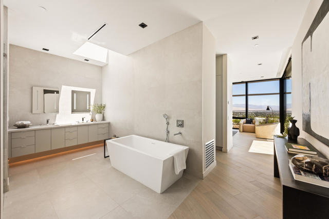 2085 Desert Flower Court, Palm Springs CA: https://media.crmls.org/mediaz/7c0ff753-70ca-4d06-aff4-395aad7cb482.jpg