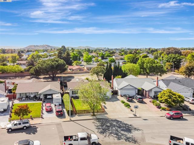 36339 Beech Pl, Newark CA: https://media.crmls.org/mediaz/7c100ebe-d5ca-4519-8813-a3689d647d71.jpg