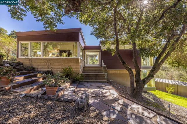 2 Crane Ct, Orinda CA: https://media.crmls.org/mediaz/7c11afff-9153-4ac3-b205-364a6ebed01a.jpg
