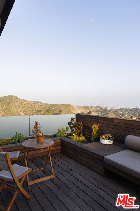 3306 Deronda Drive, Los Angeles CA: https://media.crmls.org/mediaz/7c11bb4a-546b-4669-a65f-adda63ed3ce2.jpg