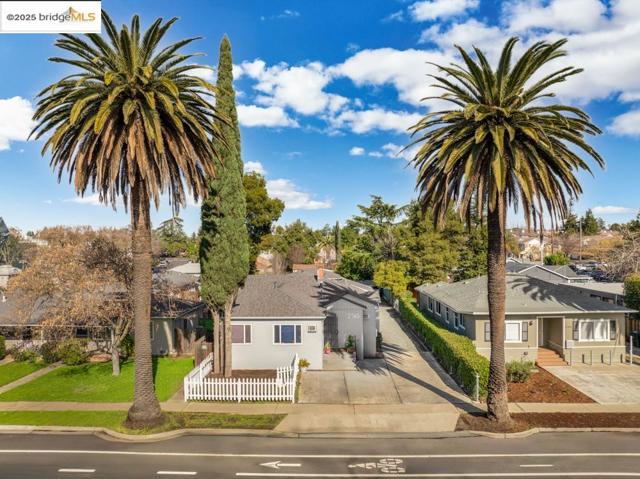 2745 Concord Blvd, Concord CA: https://media.crmls.org/mediaz/7c132157-b9a9-4016-8398-cb628f0bd601.jpg
