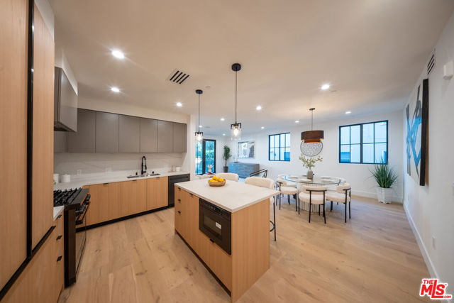 10352 Riverside Drive, Toluca Lake CA: https://media.crmls.org/mediaz/7c1321ff-fa97-45aa-86fd-50b7908ba64a.jpg