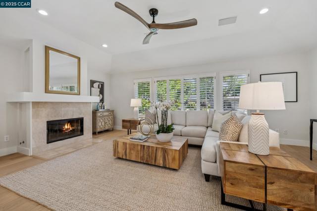 241 E Creek Dr, Menlo Park CA: https://media.crmls.org/mediaz/7c1371f1-211b-4d0c-b689-bcc2297429f7.jpg
