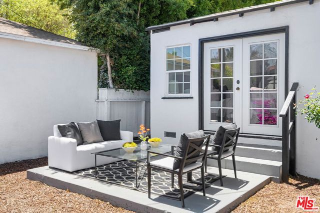 3340 Cardiff Avenue, Los Angeles CA: https://media.crmls.org/mediaz/7c13f02b-0d90-4f01-956a-8b6f3c5603fa.jpg