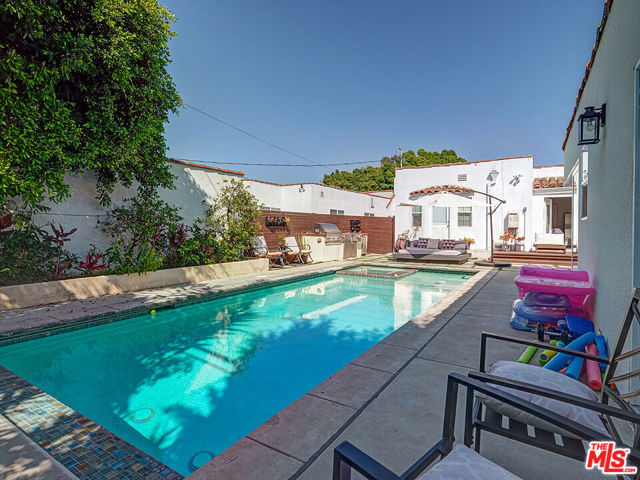 1019 S Rimpau Boulevard, Los Angeles CA: https://media.crmls.org/mediaz/7c1468dc-4317-4e40-9f22-15ce84b4948d.jpg