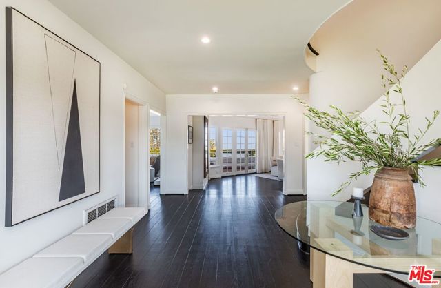 1600 Summitridge Drive, Beverly Hills CA: https://media.crmls.org/mediaz/7c1568d4-ad1c-4137-9629-9df4336e1b11.jpg