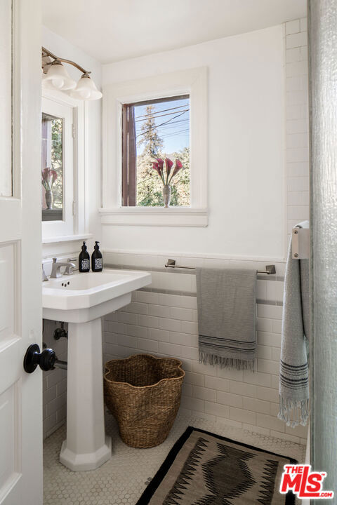 2107 Santa Rosa Avenue, Altadena CA: https://media.crmls.org/mediaz/7c159eb3-93a1-474e-b904-28e4489cb860.jpg