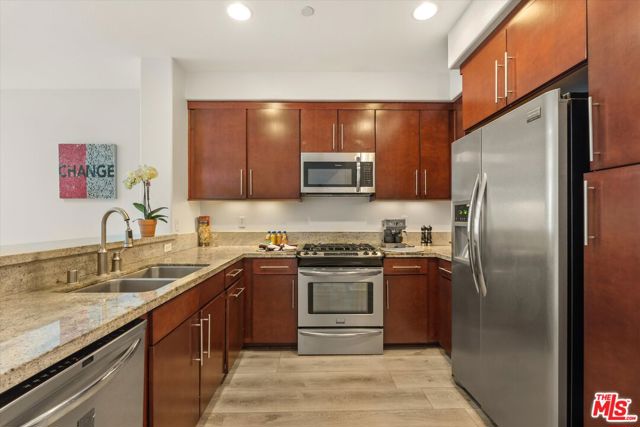 14412 Killion Street, Sherman Oaks CA: https://media.crmls.org/mediaz/7c15ed35-e9a3-4a1c-b6b6-5e47ee94063e.jpg