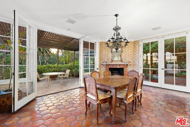 1114 Schuyler Road, Beverly Hills CA: https://media.crmls.org/mediaz/7c16dcfb-6986-4cc7-82b6-62b517e08568.jpg