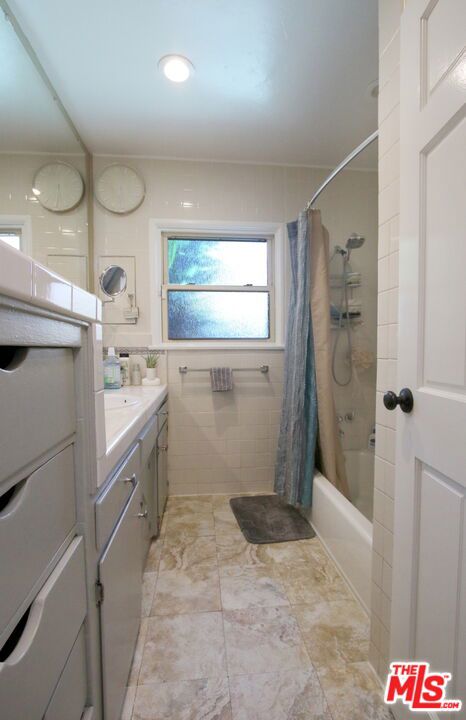 1807 Cochran Place, Los Angeles CA: https://media.crmls.org/mediaz/7c16fcb2-ddc4-4198-ba66-8a71757c4747.jpg