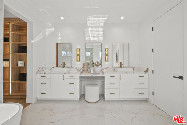 5741 Newcastle Avenue, Encino CA: https://media.crmls.org/mediaz/7c170c68-9326-49b8-b29f-7589dd64f3d3.jpg