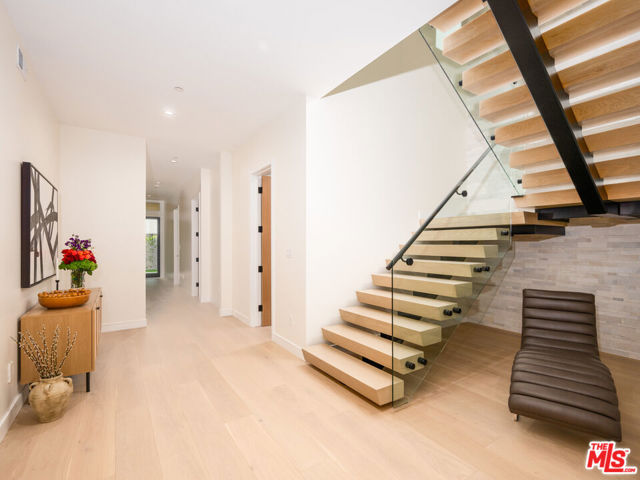 461 Chabela Drive, Manhattan Beach CA: https://media.crmls.org/mediaz/7c1a2800-455f-4359-806a-d29e11729123.jpg