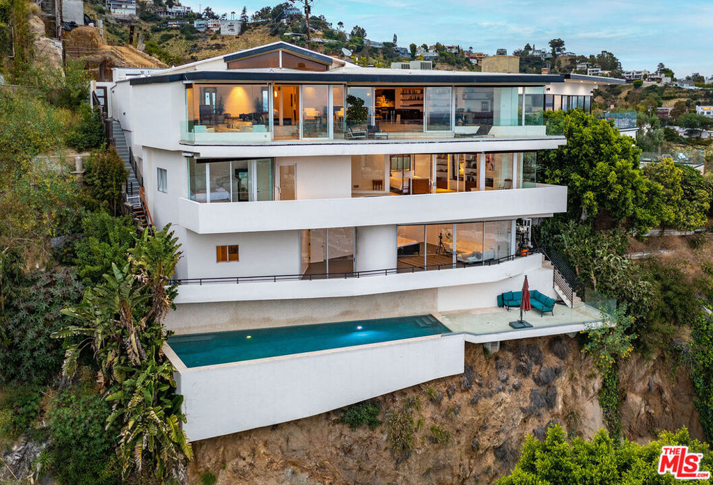 8690 Franklin Avenue — architectural residence