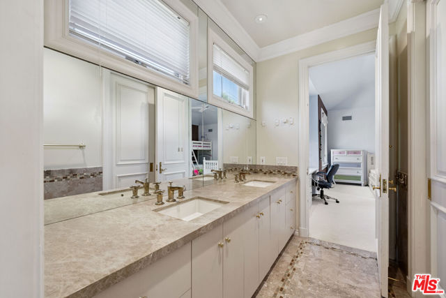 3303 Clerendon Road, Beverly Hills CA: https://media.crmls.org/mediaz/7c1a42b5-0517-4a6b-aa6a-ad7da4645bc7.jpg