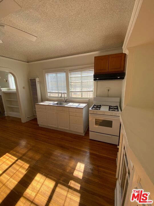 1549 S Wilton Place, Los Angeles CA: https://media.crmls.org/mediaz/7c1a62c7-de79-4ee3-9866-e347a5ca4e91.jpg