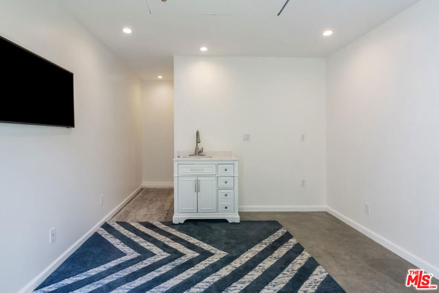 1710 Santa Paula Place, Glendale CA: https://media.crmls.org/mediaz/7c1a7be9-5119-4f15-974f-f21840d9122b.jpg