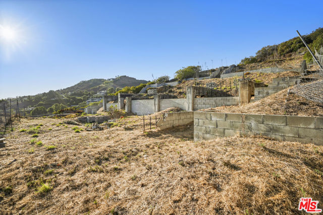 27061 Sea Vista Drive, Malibu CA: https://media.crmls.org/mediaz/7c1af386-d13d-4615-a09b-f9d5a80d38af.jpg