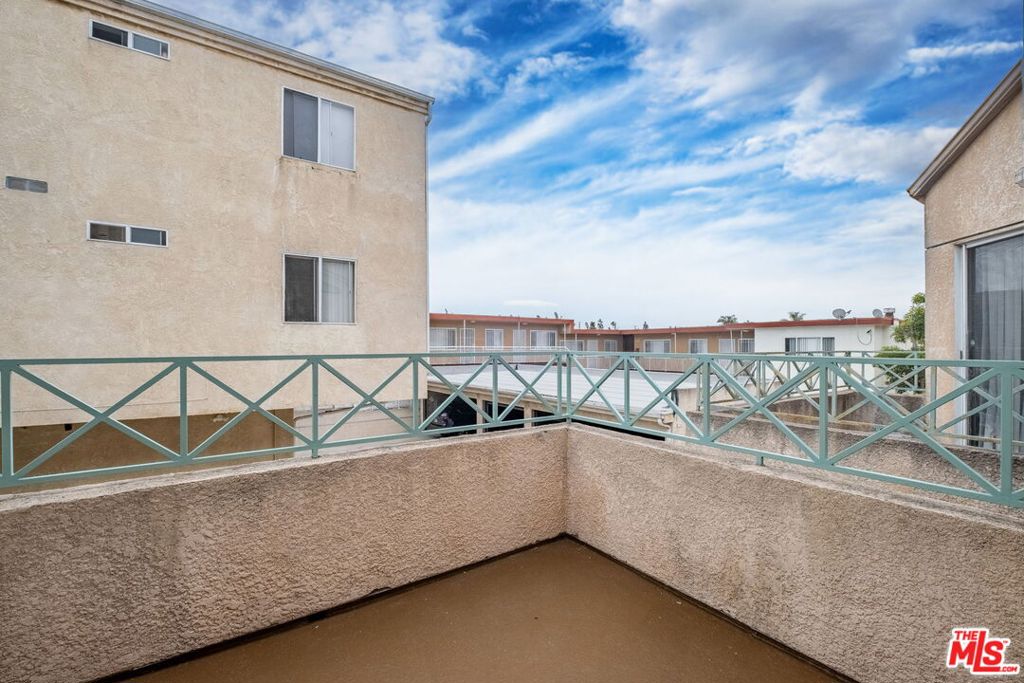 https://media.crmls.org/mediaz/7c1b3568-651b-4eb1-9826-06a20b424f9a.jpg?preset=X-Large