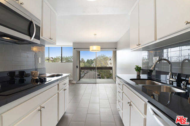 6000 Canterbury Drive, Culver City CA: https://media.crmls.org/mediaz/7c1b536e-7165-414c-b033-9a5478bd564c.jpg