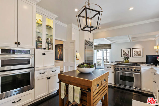 10428 Wyton Drive, Los Angeles CA: https://media.crmls.org/mediaz/7c1c40a7-14b8-409d-a0f4-84396007d446.jpg