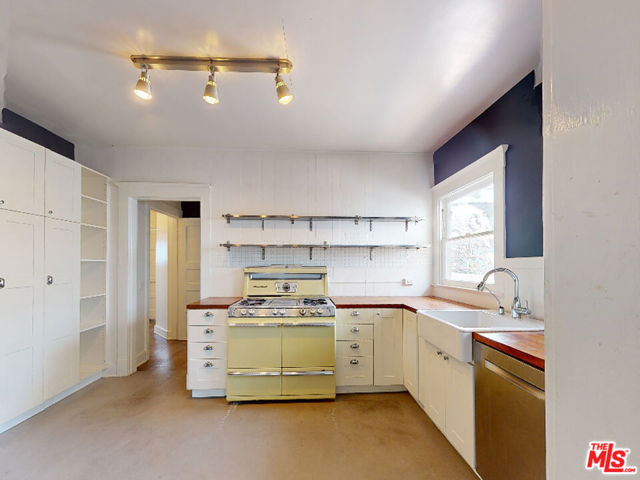 45 Breeze Avenue, Venice CA: https://media.crmls.org/mediaz/7c1c8aea-f091-4c4b-a400-0372b304d2e8.jpg