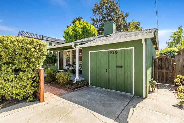928 Peggy Lane, Menlo Park CA: https://media.crmls.org/mediaz/7c1c8d78-c704-426e-9a64-b694b149ffee.jpg