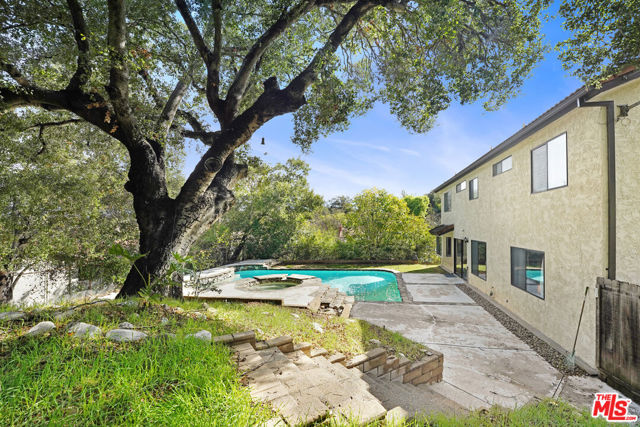 4911 Calle Robleda, Agoura Hills CA: https://media.crmls.org/mediaz/7c1d549b-8549-4d7b-90d9-43b027edea03.jpg