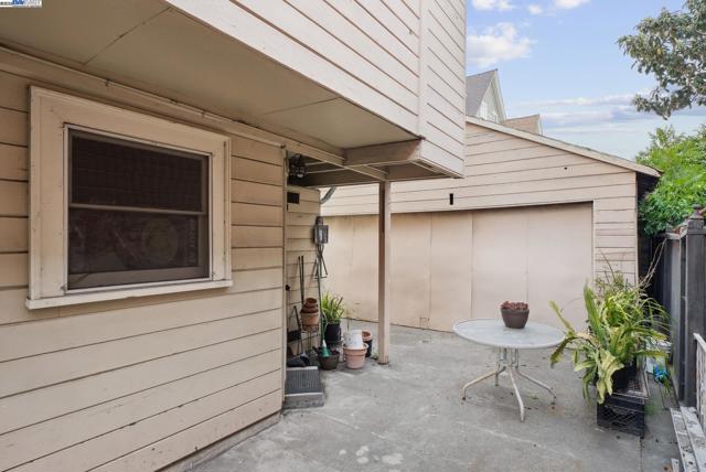 1805 Eagle Ave, Alameda CA: https://media.crmls.org/mediaz/7c1e6f48-fdea-4100-a01a-fcf5e316667e.jpg