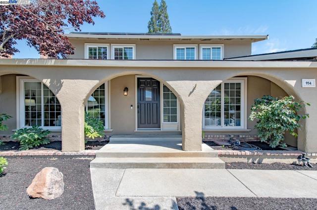 954 Crellin Rd, Pleasanton CA: https://media.crmls.org/mediaz/7c1e8c44-d4d6-4eb2-bc78-b012185b86cc.jpg