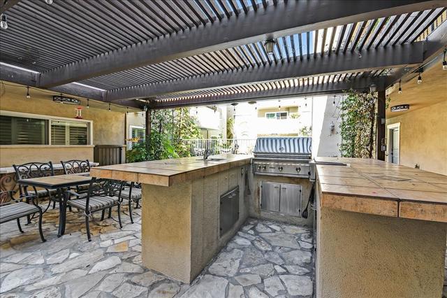 1203 N Sweetzer Avenue, West Hollywood CA: https://media.crmls.org/mediaz/7c1e8d23-2f34-41b1-b692-4916debae72e.jpg