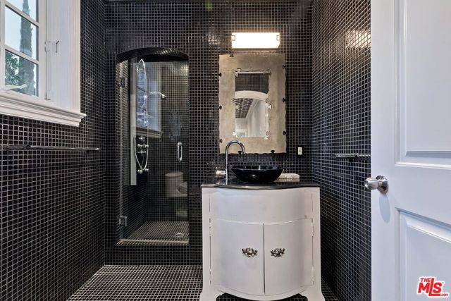 725 N Faring Road, Los Angeles CA: https://media.crmls.org/mediaz/7c1ea290-804c-4372-9ad1-ab5a3551001c.jpg