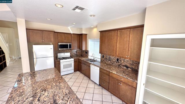 1135 Ranch Point Way, Antioch CA: https://media.crmls.org/mediaz/7c1eb235-3139-4dd3-b486-3bc7b72b5972.jpg