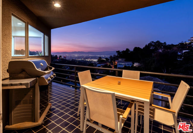 7265 Caverna Drive, Los Angeles CA: https://media.crmls.org/mediaz/7c203d65-8ece-49cb-ba2b-ee139163e74e.jpg
