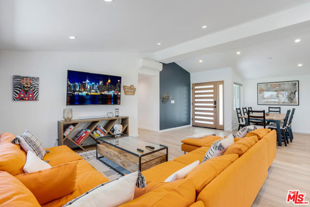 5835 Mcdonie Avenue, Woodland Hills CA: https://media.crmls.org/mediaz/7c204363-8e38-4fd4-af31-5a15abe0d6f4.jpg