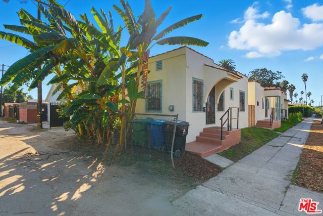 5200 S St Andrews Place, Los Angeles CA: https://media.crmls.org/mediaz/7c20f20d-bb81-4540-9df9-8dd0bb2099a6.jpg