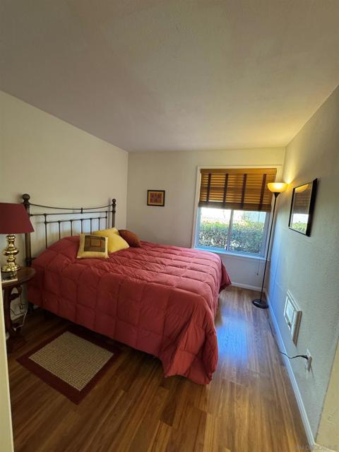 432 Edgehill Ln, Oceanside CA: https://media.crmls.org/mediaz/7c218912-3201-4652-ac6b-93ede7cc3104.jpg