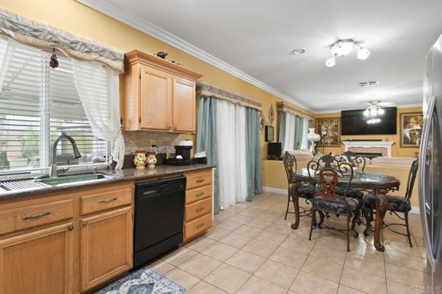 1420 Venters Dr, Chula Vista CA: https://media.crmls.org/mediaz/7c22e705-fa77-4914-8060-44bdc92d3f28.jpg