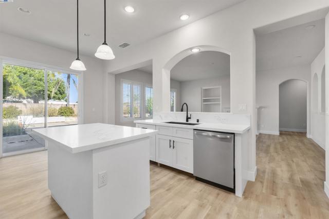 1060 swan river ct, Vacaville CA: https://media.crmls.org/mediaz/7c22e7c3-ea08-44b4-b57b-3169a6bb24d2.jpg