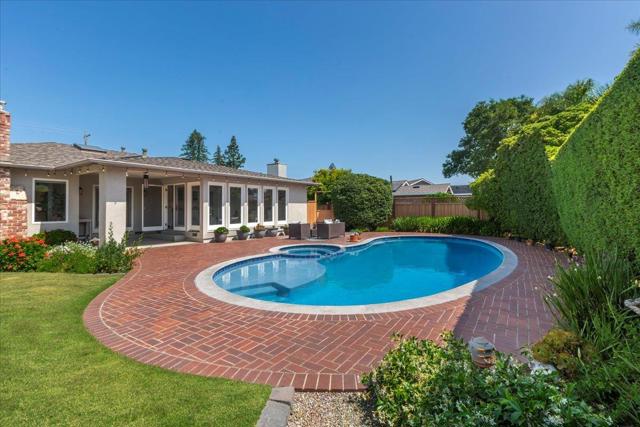 539 Los Ninos Way, Los Altos CA: https://media.crmls.org/mediaz/7c236f9a-27a2-4465-a053-e57fc76413d1.jpg