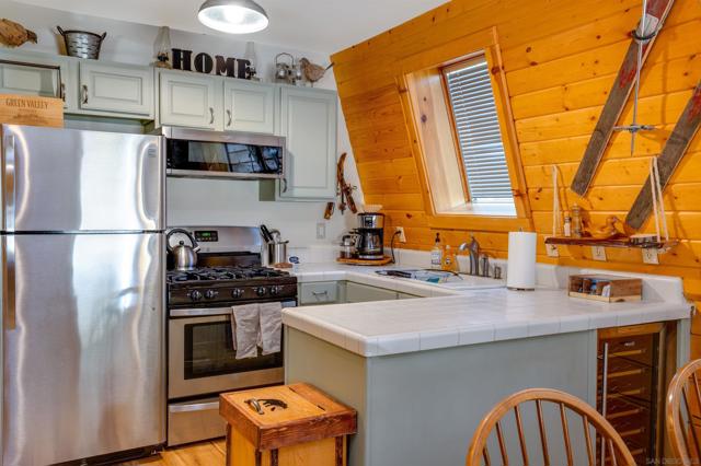 33382 Squirrel Dr, Green Valley Lake CA: https://media.crmls.org/mediaz/7c2402ea-bc02-40b1-8439-65584abd0f0a.jpg