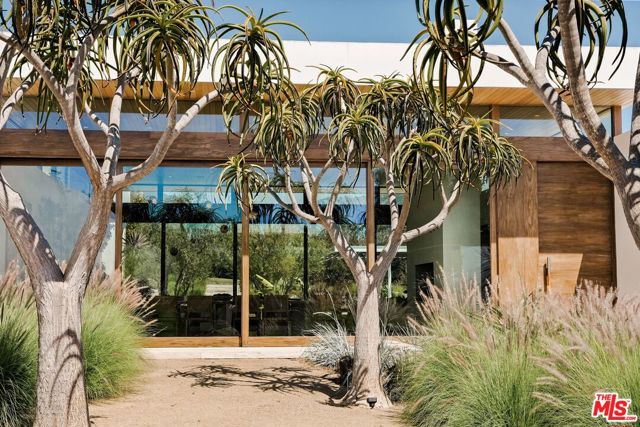 28837 Selfridge Drive, Malibu CA: https://media.crmls.org/mediaz/7c2409de-bd03-4957-b09f-85f508936a07.jpg